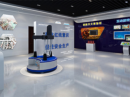 江苏南京：课堂上配备先进设备 校园里模拟安全生产